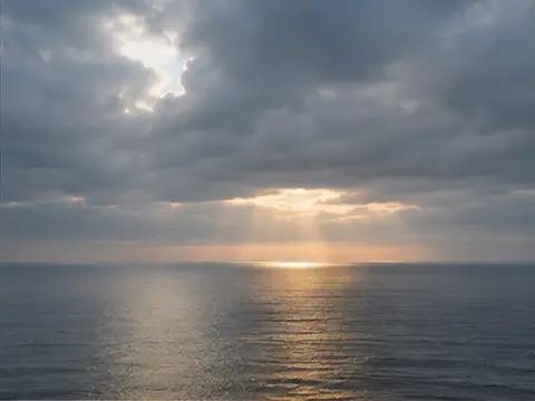 Abertura de luz entre nuvens sobre o mar