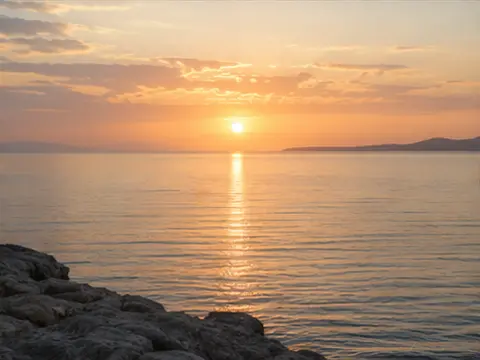 Sol nascendo sobre o mar tranquilo